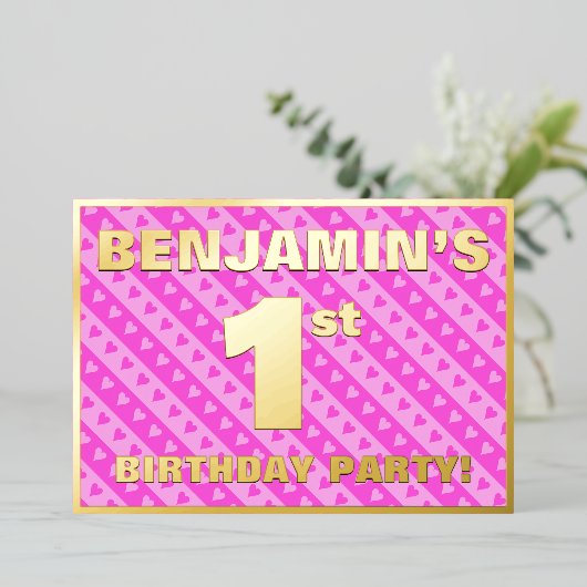 1回目の誕生日パーティー—おもしろいピンクのハートとストライプ 箔招待状 (立ち正面)