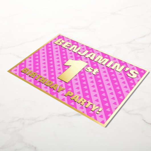 1回目の誕生日パーティー—おもしろいピンクのハートとストライプ 箔招待状 (回転した状態)