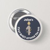 1回目の誕生日 – 太陽ののまわりに最初の軌道 缶バッジ (正面&裏面)