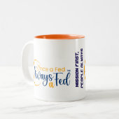 1回食べ物を与え必ず食べ物を与えA ツートーンマグカップ (正面左)