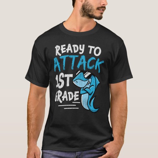 1年生に進級！シャークの攻撃的なバックトゥスクール Tシャツ (正面)