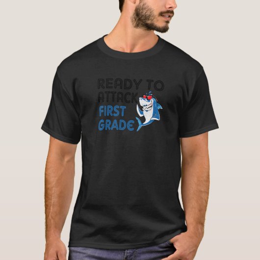 1年生のサメ少年を攻撃する準備ができて~に戻る Tシャツ (正面)