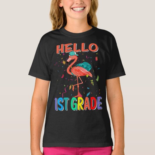1年生のフラインゴさん、学校に戻ろう！ Tシャツ (正面)