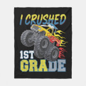 1年生のモンスタートラックの卒業式を粉砕しおもしろいた フリースブランケット (正面)