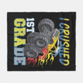 1年生のモンスタートラックの卒業式を粉砕しおもしろいた フリースブランケット (正面(横))