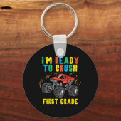 1年生のモンスタートラックを最初に粉砕する準備ができている子供 キーホルダー (裏面)