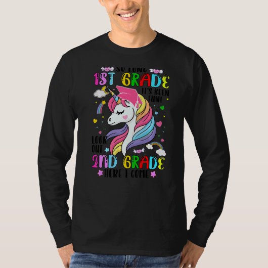 1年生の卒業魔法ユニコーン2年生 Tシャツ (正面)