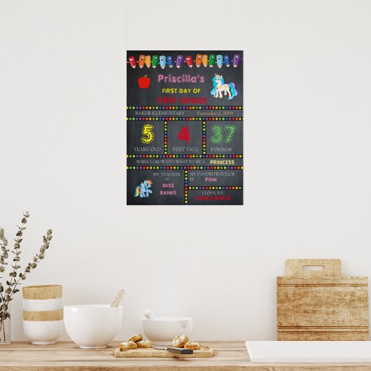 1年生の幼稚園の女の子，黒板の看板 ポスター (キッチン)