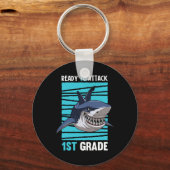 1年生1日目を攻撃する準備ができている子供 キーホルダー (裏面)