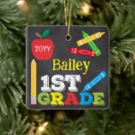 1年生Keepsake Chalkboard Kidsのカラフル写真 セラミックオーナメント<br><div class="desc">1年生のフォトオーナメントデザインには、リンゴ、定規、クレヨン、カラフルおもしろいはっきりしたタイポグラフィが備わっている。クリックカスタマイズボタンをクリックすると、文字を修正するための詳細オプションが表示される！このデザインのバリエーション、追加の色、調整製品は当社のショップzazzle.com/store/doodleluluで入手できる。お連絡もし客様のマッチングデザインを作成するには、この製品を特定の製品に適用する必要ユニークがあります！6月2日までにDoodleLuluを見てくれてどうもありがとうバグデザイン!</div>