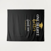 1度ホッター – 黒い金ゴールド卒業の背景 タペストリー (正面(横))