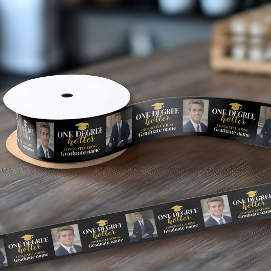 1度ホッター – 2枚の写真 – 卒業 サテンリボン