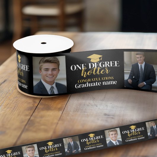 1度ホッター – 2枚の写真 – 卒業 サテンリボン