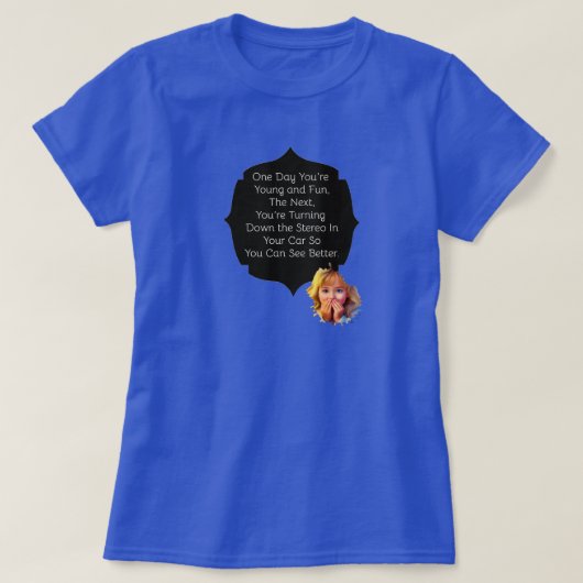 1日のあなたは若くおもしろい Tシャツ (デザイン正面)