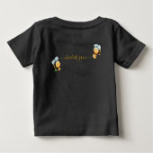 1日の最初の蜂に甘いベビーボディスーツ ベビーTシャツ (裏面)