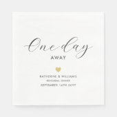 1日エレガントの金ゴールド遠くにハートリハーサルディナー スタンダードランチョンナプキン (正面)