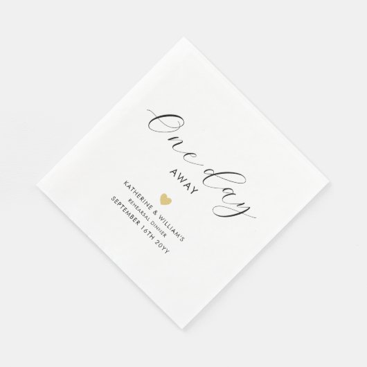 1日エレガントの金ゴールド遠くにハートリハーサルディナー スタンダードランチョンナプキン (角)