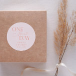1日ミニマルリハーサル結婚赤面ピンク ラウンドシール<br><div class="desc">ミニマ結婚リストのリハーサルのディナーの好意シールは、「もう1日」と言うタイポグラフィ文字を特徴とする。 背景は赤面ピンク。</div>