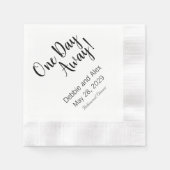 1日リハーサル遠くにディナーナプキンスパーソナライズされた 縁ありカクテルナプキン (正面)