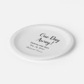 1日リハーサル遠くにディナーワインボトルラベル ペーパープレート (アングル)