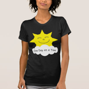 "1日一度に"の幸せな太陽のTシャツ Tシャツ