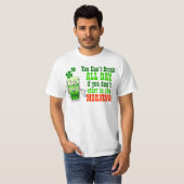 1日中傾斜した飲み物、おもしろいなアイルランド語 Tシャツ (正面フル)