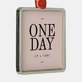1日忍耐引用文赤面ピンクギフト メタルオーナメント (右)
