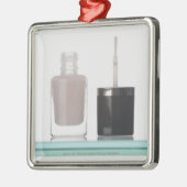 1本のマニキュアのクローズアップ メタルオーナメント (左)