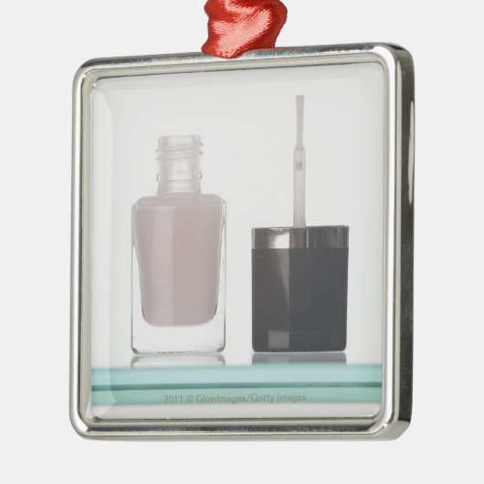 1本のマニキュアのクローズアップ メタルオーナメント (左)