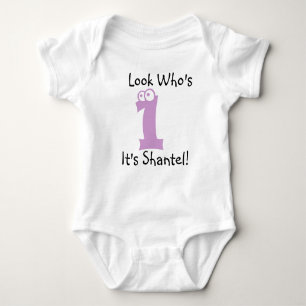 1枚のカスタマイズ可能な誕生日のTシャツはだれであるか見て下さい ベビーボディスーツ