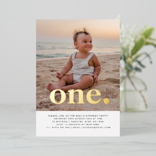 1枚のフォトファースト誕生日金ゴールド 箔招待状 (立ち正面)