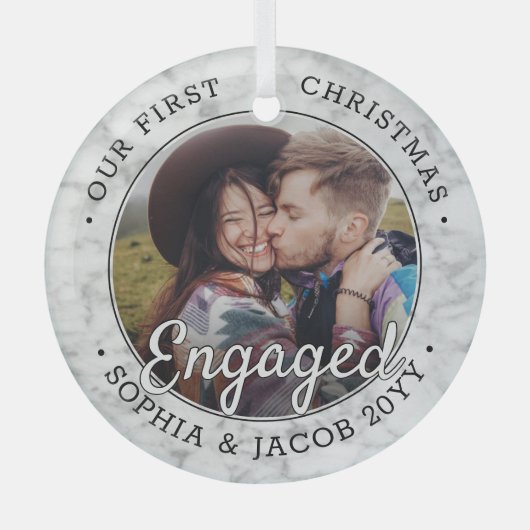 1枚のフォト初めてのクリスマス婚約したフェイク大理石ラウンド ガラスオーナメント (正面)