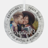 1枚のフォト初めてのクリスマス婚約したフェイク大理石ラウンド ガラスオーナメント (裏面)