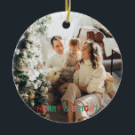 1枚の写モダン真メリー明なシンプルカラフル セラミックオーナメント<br><div class="desc">カスタマイズ可能な文字と写真モダン、カラフルシンプルと「明るい」タイポグラフィを備えたメリー1枚の写真デザインで、ピンク、緑、赤の色。</div>