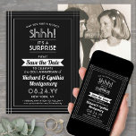 1枚の写真でサプライズパーティーのお知らせ 黒と白 セーブザデート<br><div class="desc">秘密にしておいて。家族や友達を招待して、素敵でワクワクするようなサプライズアニバーサリーパーティーを開きましょう。カスタムフォトの黒と白の招待状でゲストを驚かせて。写真と文言は自由に変更可能で、「秘密！サプライズパーティーだよ」というメッセージも含まれています。デザインは、選んだ写真1枚と、クラシックなヴィンテージアートデコのタイポグラフィー、おしゃれなスクリプトカリグラフィー、モダンなストライプの枠線が特徴です。お二人の記念すべき日をお祝いします！アニバーサリーおめでとうございます！</div>
