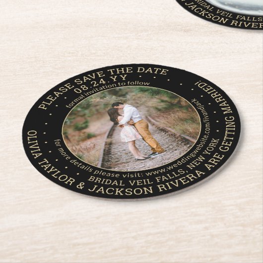 1枚の写真のブラック金ゴールドモダンの結婚式が日付を保存 ラウンドペーパーコースター (アングル)