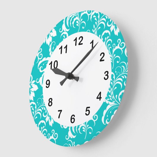 1柱時計のティール(緑がかった色)の青く白いダマスク織の花柄 ラージ壁時計 (傾斜)