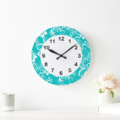 1柱時計のティール(緑がかった色)の青く白いダマスク織の花柄 ラージ壁時計 (ホーム)
