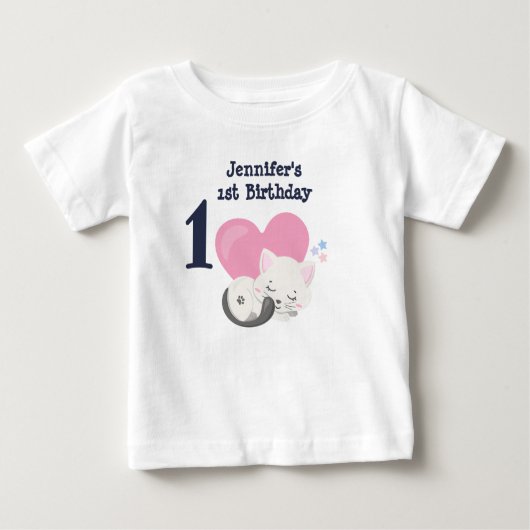 1歳になる誕生日かわいい白猫ネコちゃん寝る ベビーTシャツ (正面)