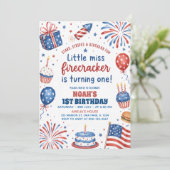 1歳の誕生日おめでとう!アメリカ独立記念日のリトルミスファイアクラッカー 招待状 (スタンド正面)