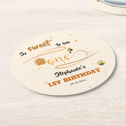 1歳の誕生日おめでとう!可愛いミツバチ ラウンドペーパーコースター (アングル)