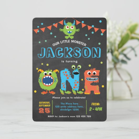 1歳の誕生日かわいい小さなモンスターパーティーの黒板 招待状 (スタンド正面)