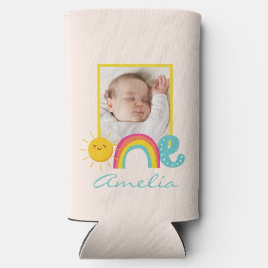 1歳の誕生日のお気に入りカスタム写真&名前レインボーワン スリム缶クーラー (裏面)