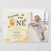 1歳の誕生日をお祝いするハチの巣のフォトアイテム 招待状 (正面)
