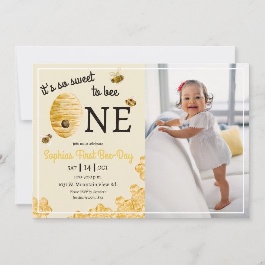 1歳の誕生日をお祝いするハチの巣のフォトアイテム 招待状 (正面)