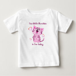 1歳の誕生日を迎えた小さなムンクキンの子猫 ベビーTシャツ