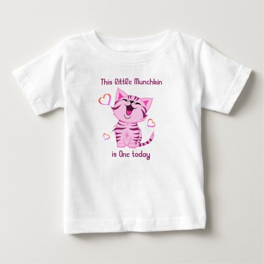 1歳の誕生日を迎えた小さなムンクキンの子猫 ベビーTシャツ (正面)