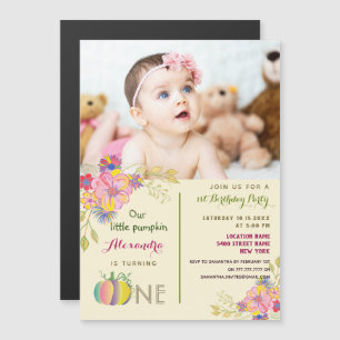 1歳の誕生日を迎える女の子のカボチャとピンクの花のフォト マグネット招待状