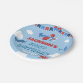 1歳の誕生日を迎える飛行機1年がスカイクラウドを飛ぶ ペーパープレート (アングル)