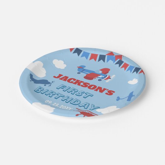 1歳の誕生日を迎える飛行機1年がスカイクラウドを飛ぶ ペーパープレート (アングル)